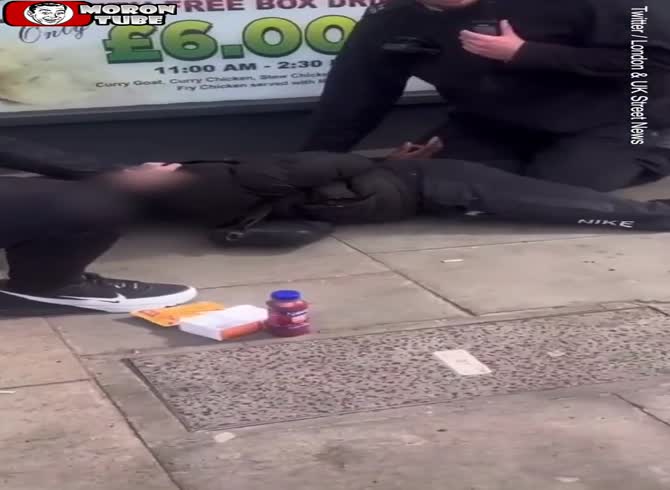 Video :While apprehending a suspect brandishing a machete, police officers were hurt